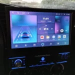 universali multimedija išvaziuojančiu ekranu